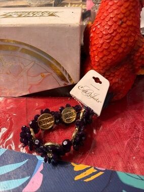 This Cool Jewels bracelet features purple floral-shaped beads accented with